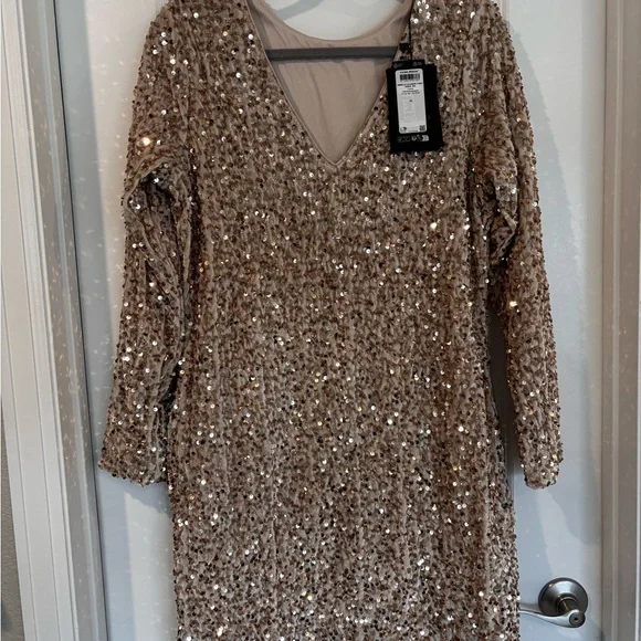 Vero Moda | Dresses | Vero Moda Champagne Sequin Vneck Dress | Poshmark Vero Moda | Dresses | Vero Moda Champagne Sequin Vneck Dress | Poshmark